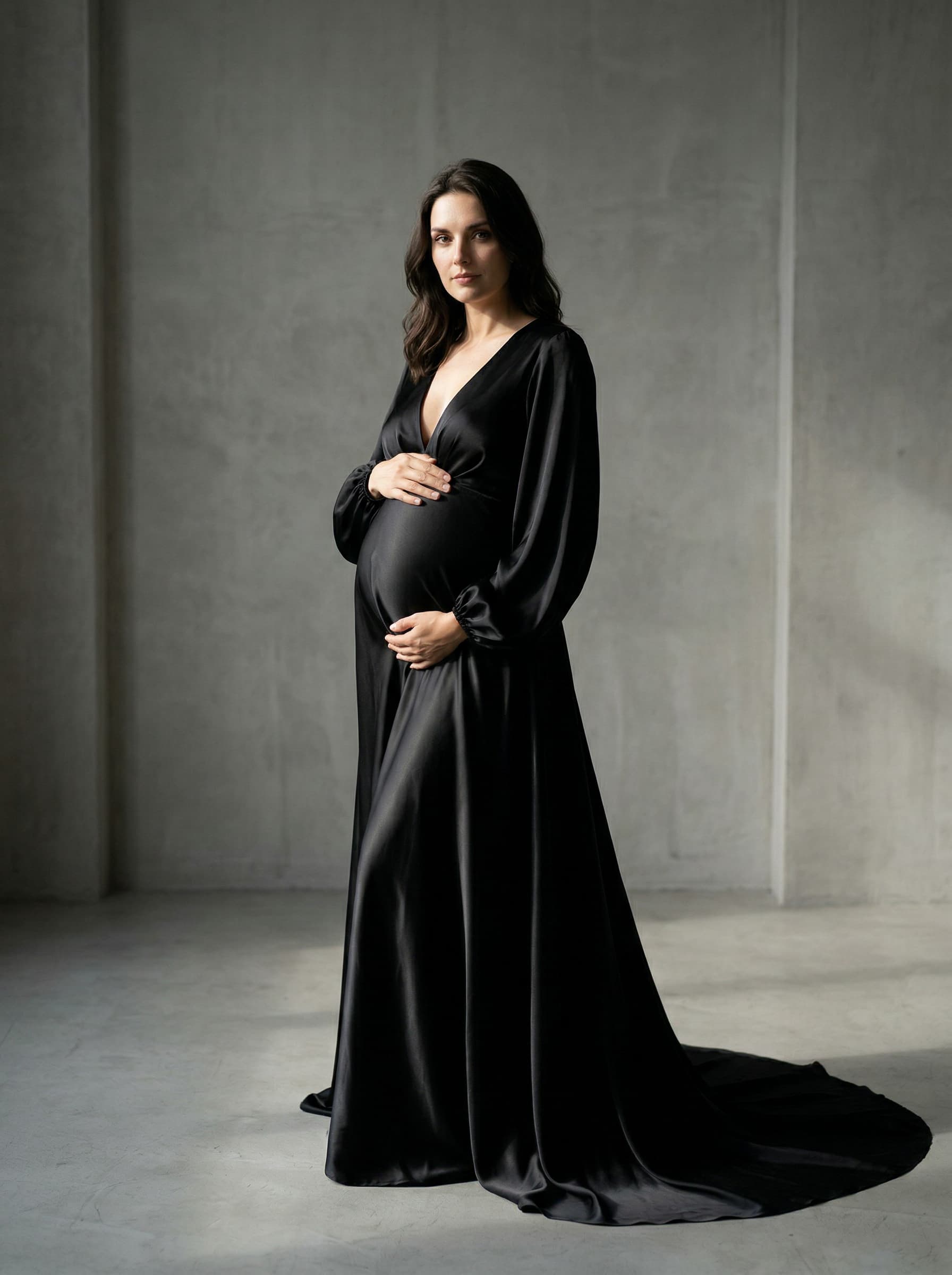 Maternity – Frau in schwarzem Seidenkleid, dramatisches Studio-Setting