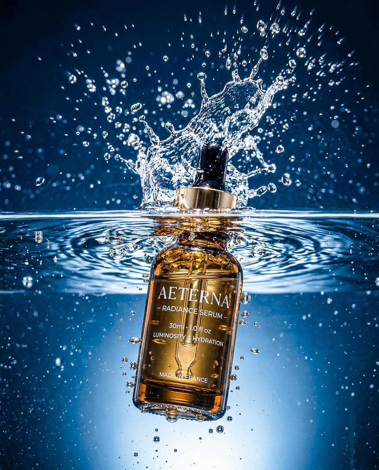Produktbild Kosmetik, Serum-Flasche im Water-Splash mit dramatischem blauem Hintergrund