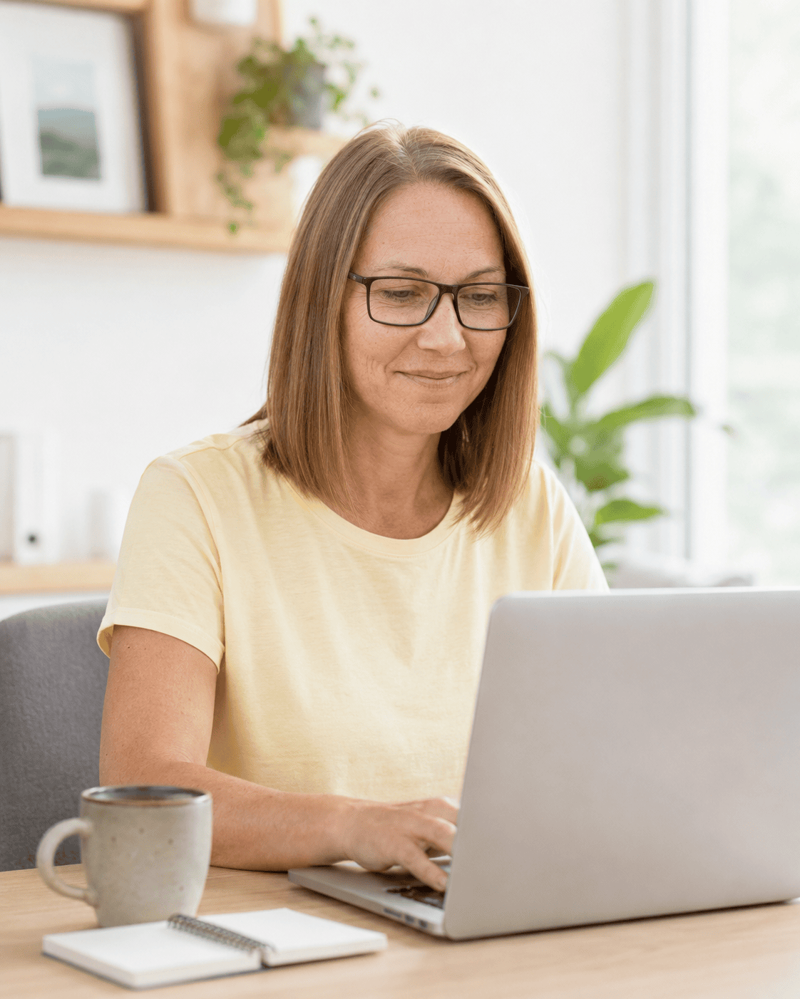 Andi von ki.fuersocialmedia arbeitet am Laptop in einem hellen modernen Raum