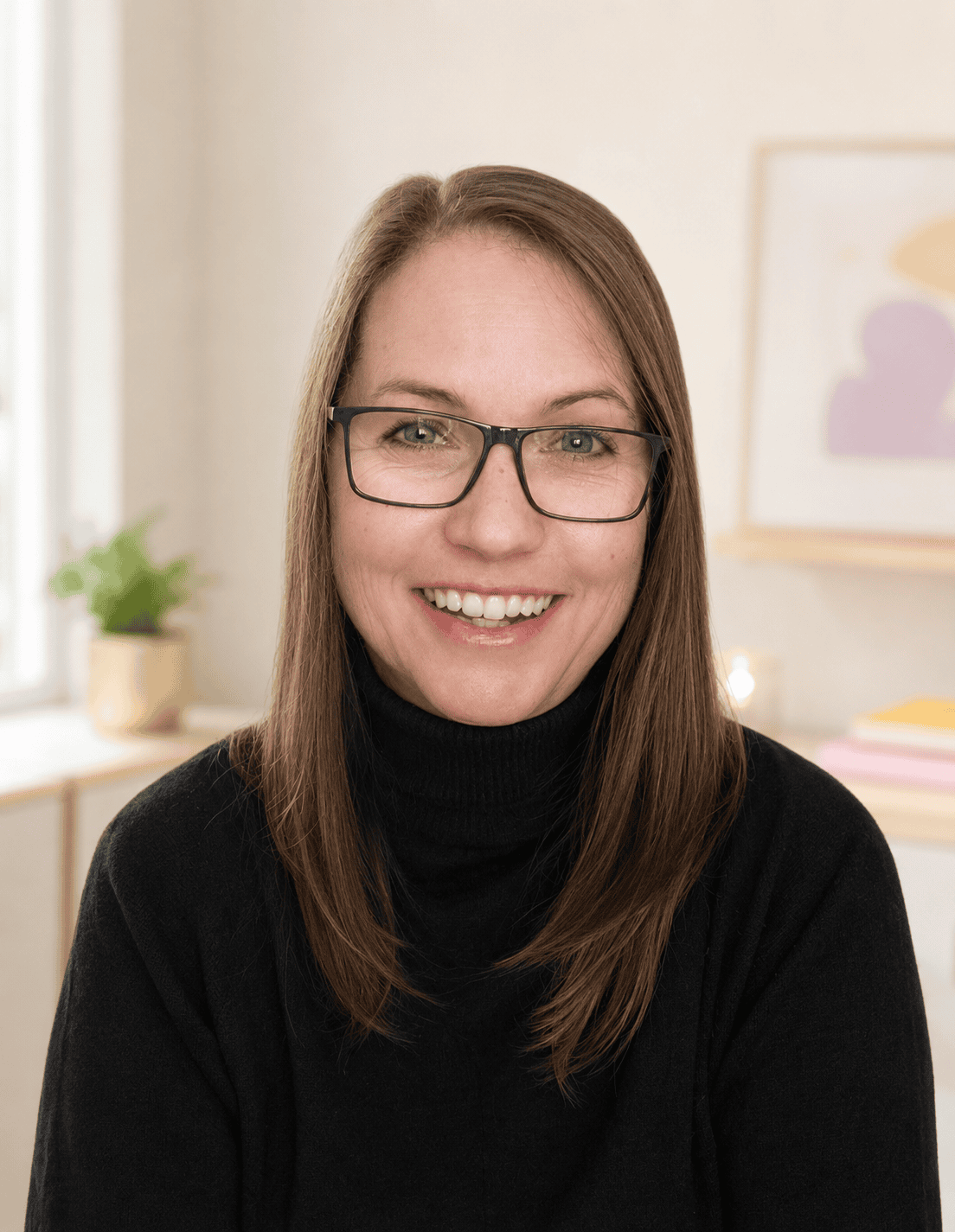 Andi, Webdesignerin und Content Creatorin von KI für Social Media, Porträt im hellen modernen Raum